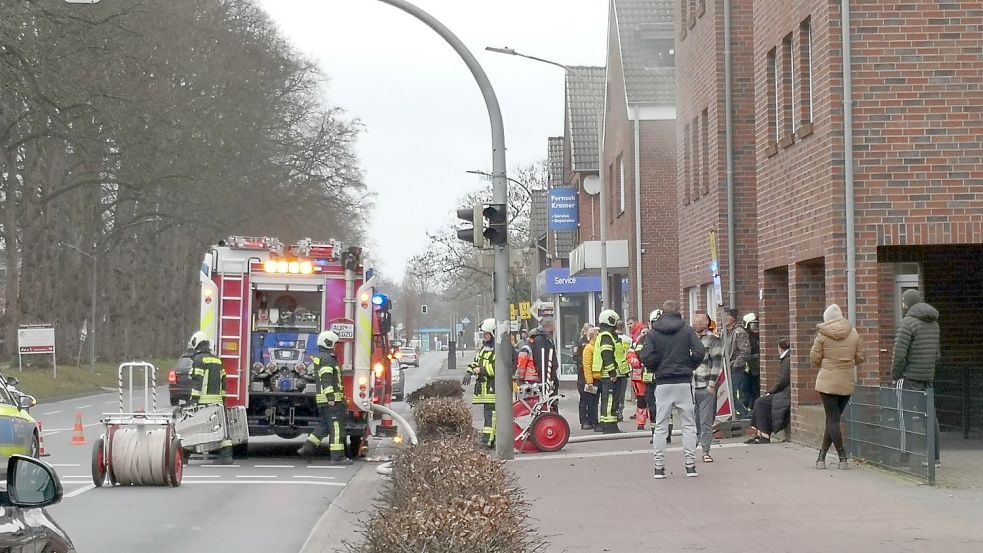 Die Feuerwehr war mit rund 30 Eisatzkräften vor Ort. Foto: Karin Böhmer