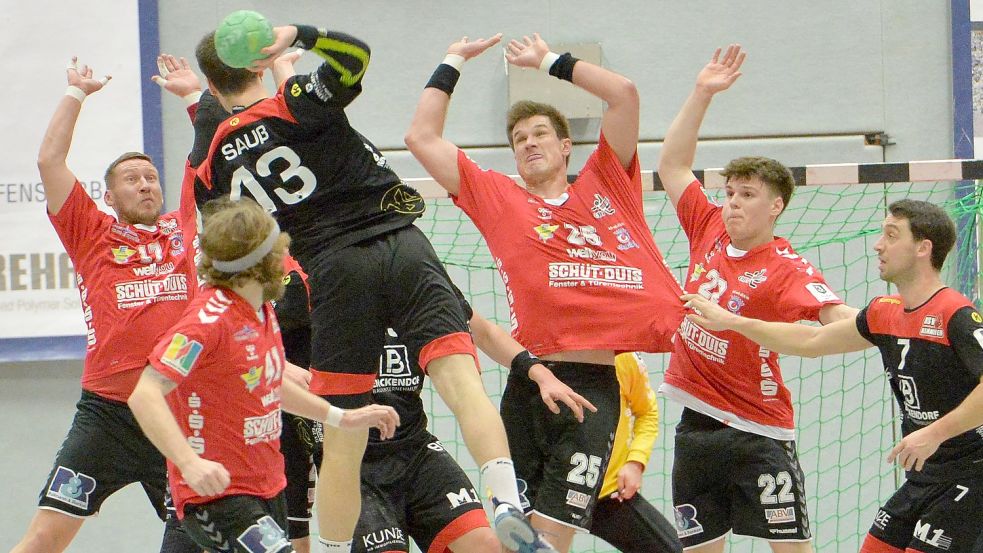 Schwerstarbeit leisteten die OHV-Spieler gegen den HSV Hannover in der Abwehr. Fotos: Bernd Wolfenberg