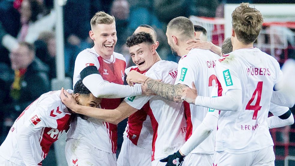 Gefeiert im Kreis der Teamkollegen: Steffen Tigges beim Jubeln (links) während des 7:1-Sieges gegen Werder Bremen. Foto: Rolf Vennenbernd/dpa