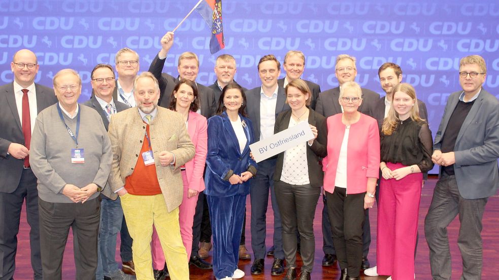 Die Delegierten der CDU Ostfriesland mit ihrem Bezirksvorsitzenden Ulf Thiele gratulierten beim Landesparteitag der CDU in Niedersachsen in Braunschweig gemeinsam dem neuen CDU-Landesvorsitzenden Sebastian Lechner (10. von links), dem neuen Generalsekretär Marco Mohrmann (links) und Lechners neuer Stellvertreterin Gitta Connemann (9. von links). Foto: CDU Ostfriesland