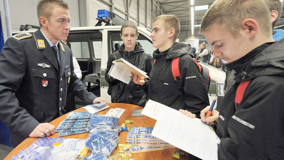 Die Bundeswehr zeigt sich gerne in Schulen und auf Ausbildungsbörsen - mit Erfolg Foto: dpa-Zentralbild/Martin Schutt