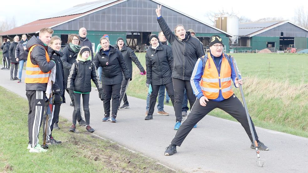 Werferinnen, Anweiser sowie Anhänger der Rahester Landesligamannschaft der Frauen I erwarten den nächsten Wurf mit der Holzkugel. Rahe unterlag zu Hause im Topspiel der Liga Tabellenführer Südarle in beiden Gruppen. Foto: Wilfried Gronewold