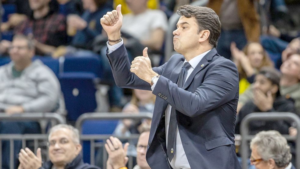 Headcoach Israel González holte mit Alba den achten Liga-Sieg in Serie. Foto: Andreas Gora/dpa