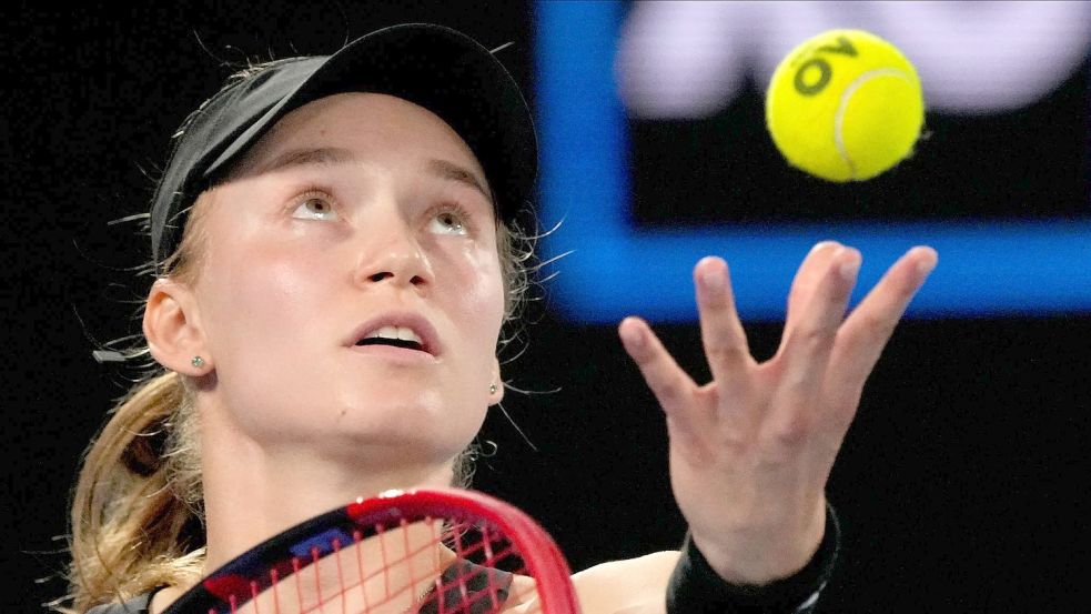Jelena Rybakina aus Kasachstan serviert. Foto: Aaron Favila/AP/dpa