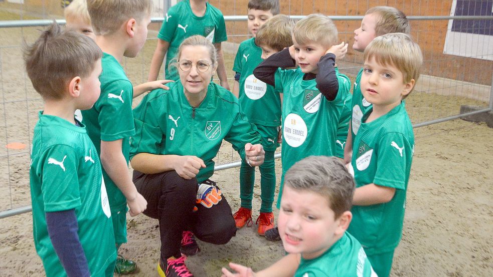 Steffi Dimanski mit den kleinen Fußballern vom SV Wallinghausen.Foto: Gerd-Arnold Ubben