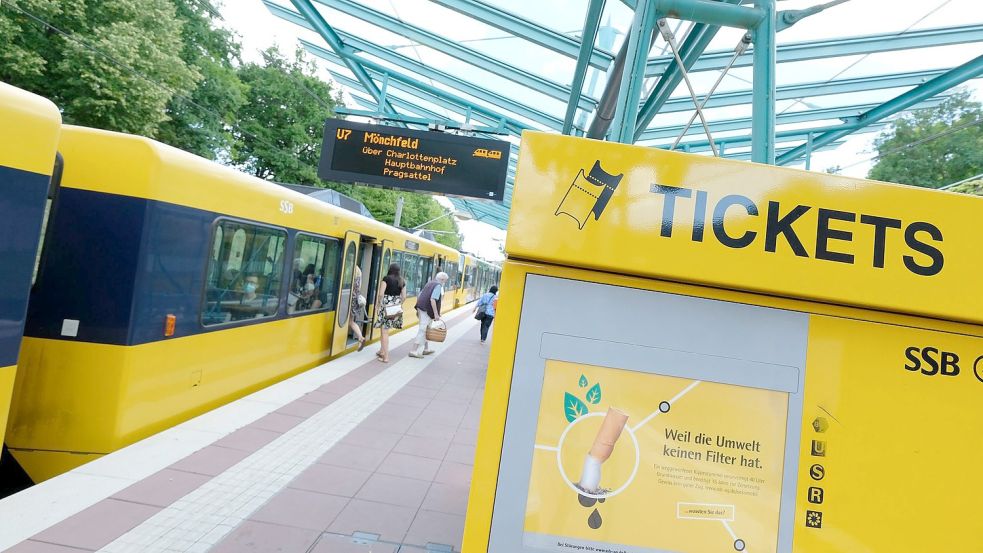Ein Ticketautomat an einer Haltestelle der U-Bahn in Stuttgart-Sillenbuch. Der Apparat spuckt noch Papiertickets aus. Foto: Bernd Weißbrod/dpa