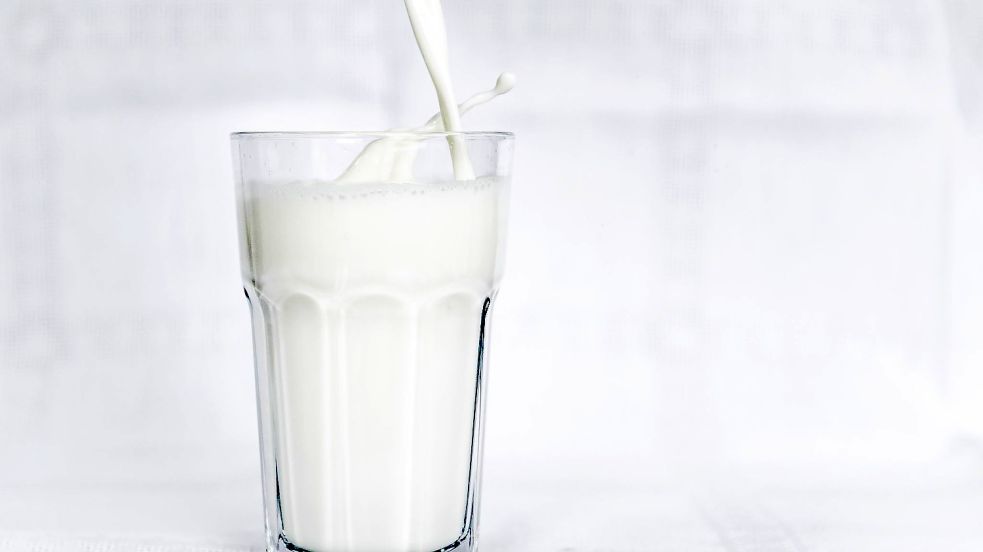 Die Nachfrage nach Milch ist in Deutschland in den letzten Monaten gesunken. Foto: Sina Schuldt/dpa