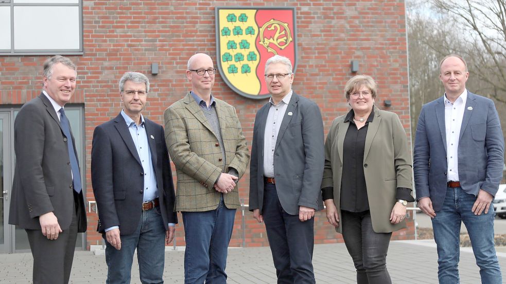 Bürgermeister Arno Ulrichs (von links), Ulrich Kubatschek, Holger Saathoff, Friedhelm Saathoff, Annette Lang und Harm Ubben bilden die Ihlower Verwaltungsspitze. Foto: Romuald Banik