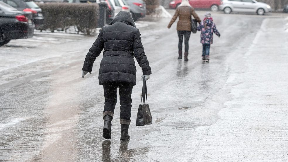 In dieser Woche gilt besondere Vorsicht auf den Straßen: Es kann glatt werden. Foto: dpa/Armin Weigel