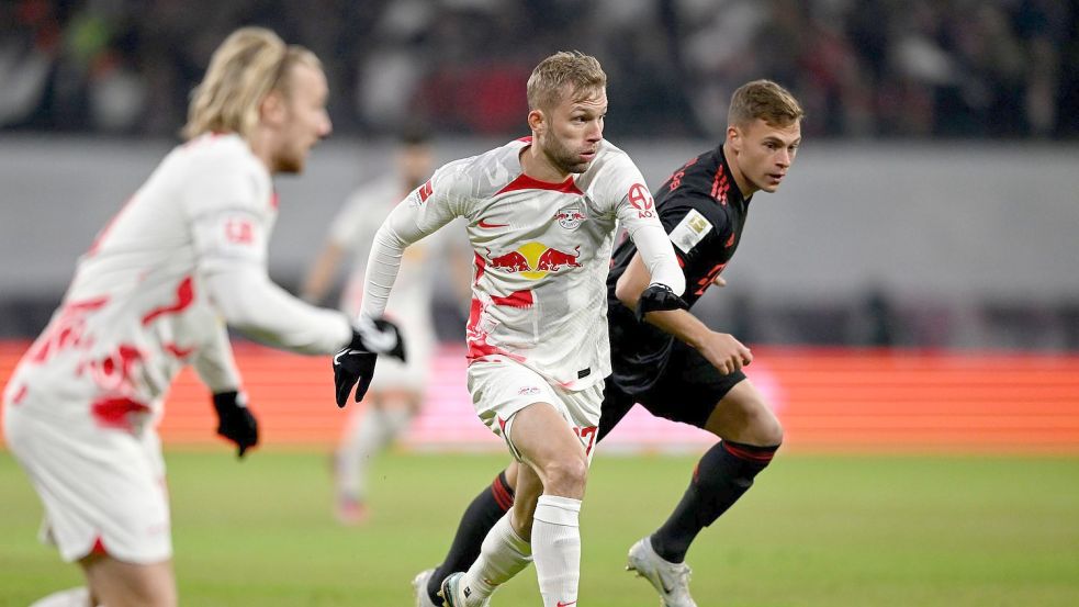 Der Leipziger Konrad Laimer (M.) soll beim FC Bayern unterschrieben haben. Foto: Hendrik Schmidt/dpa
