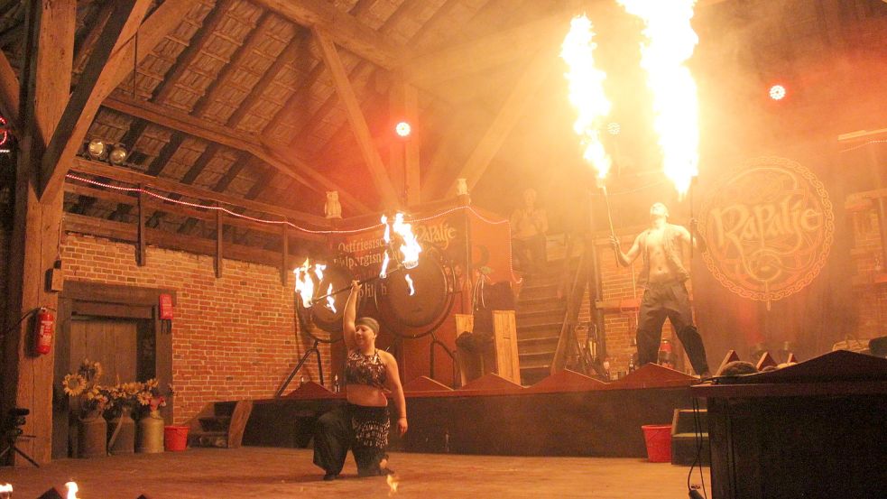 Bei der der Irisch-Keltischen Nacht im Juli vergangenen Jahres auf Hof Meevenburg zeigten die „Fyr Danser“ eine spektakuläre Feuershow. Foto: Karin Böhmer