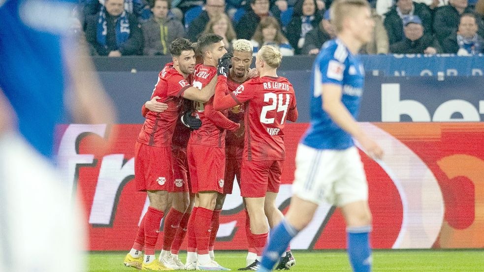 RB Leipzig setzte sich souverän beim FC Schalke 04 durch. Foto: Bernd Thissen/dpa