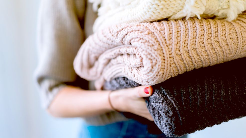 Gerade im Winter freut man sich auf kuschelige Kleidung - unangenehm, wenn diese kratzt. Foto: Unsplash/Dan Gold