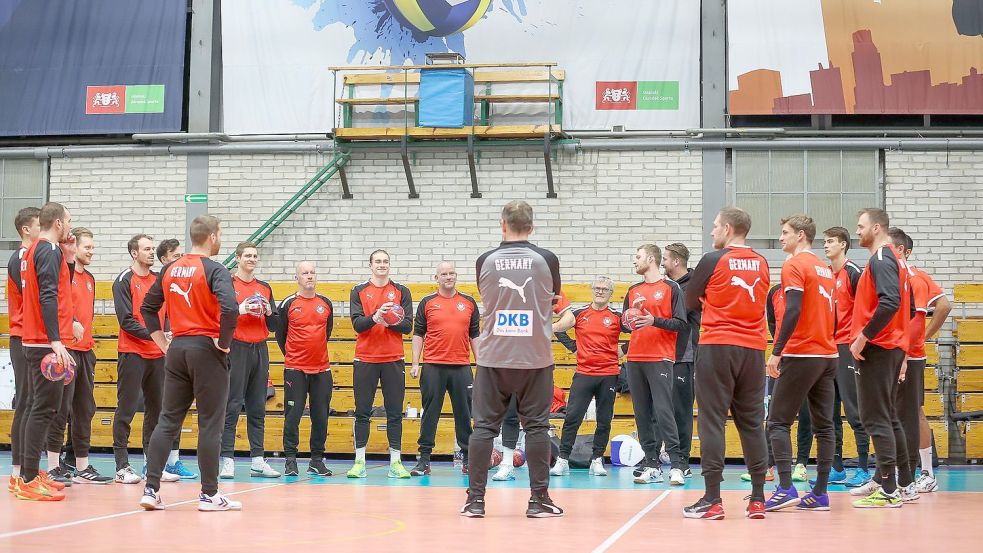 Deutschlands Trainer Alfred Gislason (M) bereitet sein Team auf das Viertelfinale gegen Frankreich vor. Foto: Jan Woitas/dpa