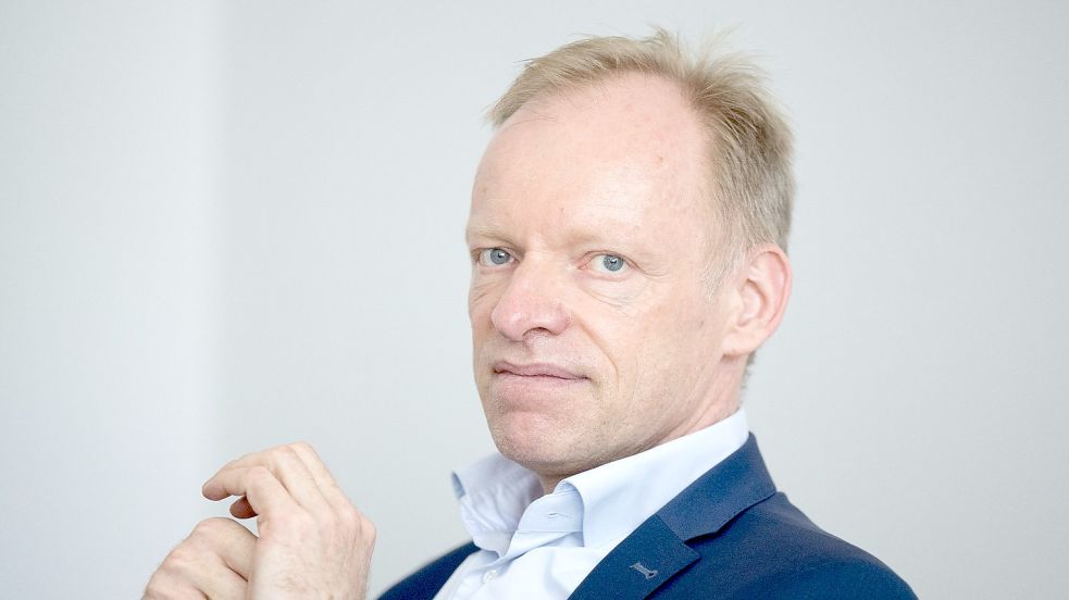 Der Präsident des Ifo-Instituts Clemens Fuest konstatiert eine bessere Stimmung bei den Unternehmen in Deutschland als 2022. Foto: Sebastian Kahnert/dpa