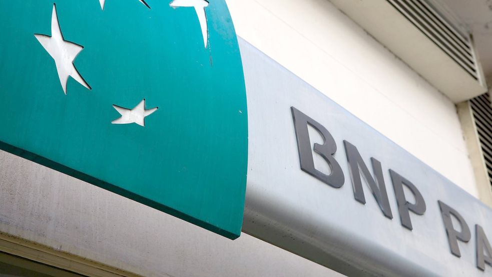 Das Logo der Bank BNP Paribas: In der Frankfurter Niederlassung der französischen Großbank wird wegen Cum-Ex-Geschäften ermittelt. Foto: picture alliance / dpa