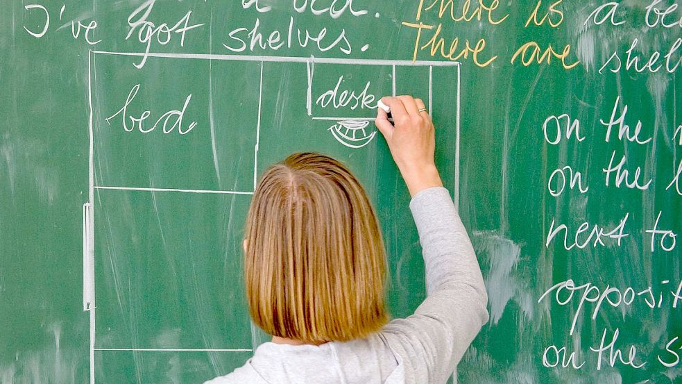 Eine Grundschullehrerin bei der Arbeit. Foto: Patrick Pleul/dpa-Zentralbild/dpa