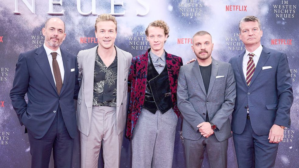 Regisseur Edward Berger (l-r), die Schauspieler Albrecht Schuch, Felix Kammerer und Edin Hasanovic sowie Produzent Malte Grunert bei der Premiere ihres Films „Im Westen nichts Neues“ in Berlin. Foto: Annette Riedl/dpa