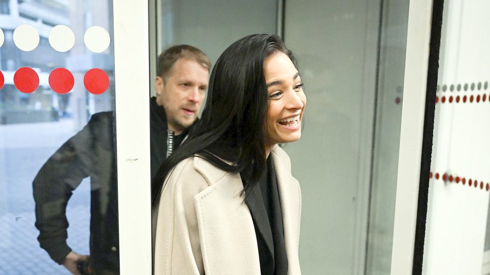Oliver und Amira Pocher (r) bei ihrer Ankunft im Amtsgericht in Köln. Foto: Federico Gambarini/dpa