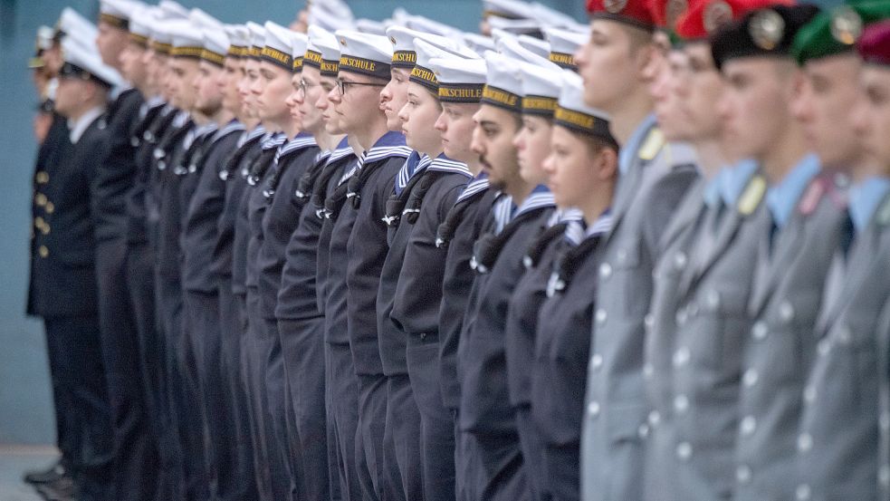 Knapp 500 Menschen haben 2022 ihre Kriegsdienstverweigerung widerrufen Foto: Stefan Sauer/dpa