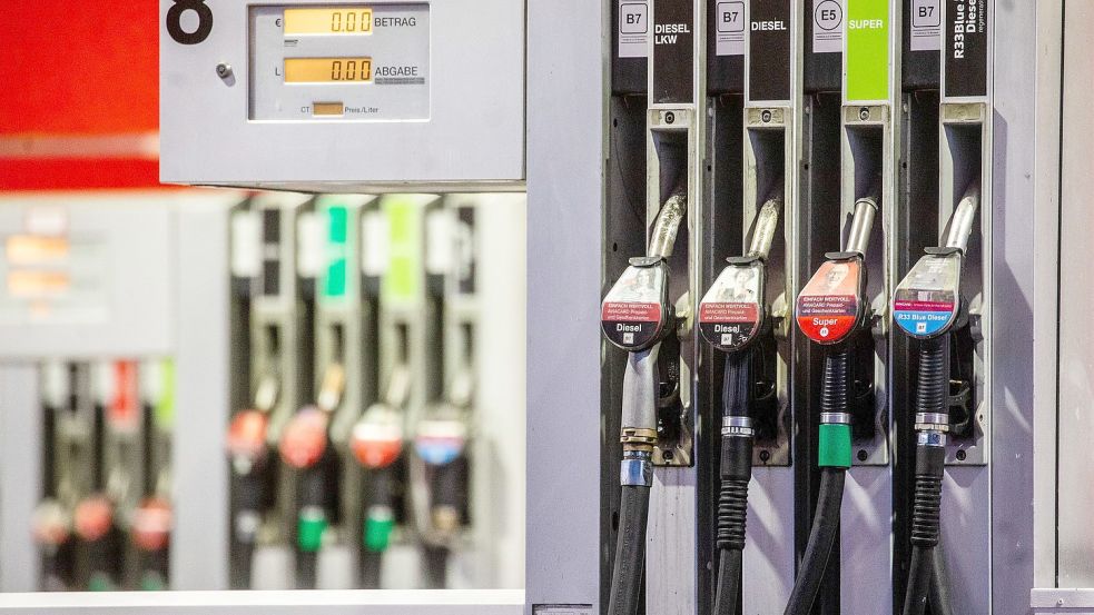 Zapfsäulen an einer Tankstelle: Die Spritpreise sind wieder nach oben gegangen. Foto: Christoph Schmidt/dpa