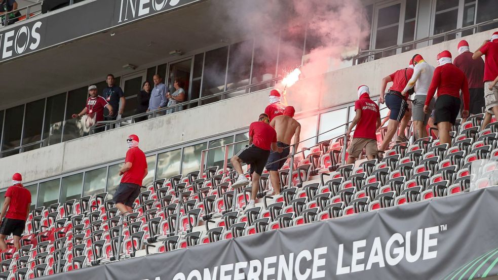 Aufgrund der Fan-Krawalle in Nizza ist ein Kölner Anhänger zu einer Freiheitsstrafe verurteilt worden. Foto: -
