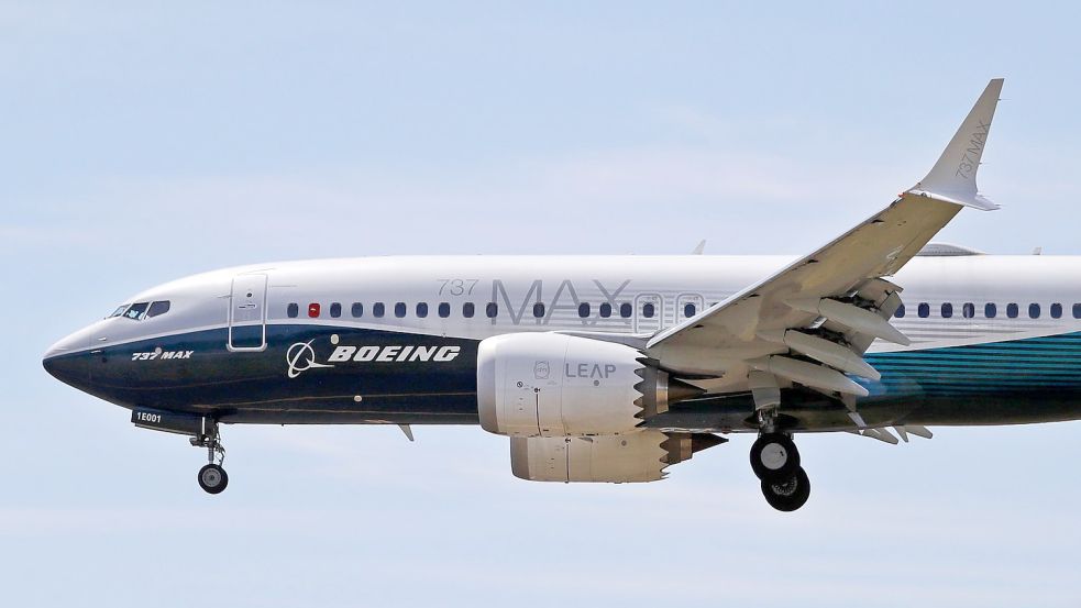 Ein Flugzeug vom Typ Boeing 737 Max im Landeanflug: Der US-Flugzeugbauer hat seine Quartalszahlen vorgelegt. Foto: Elaine Thompson/AP/dpa
