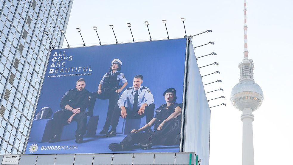 Mit einem riesigen Transparent und der Aufschrift „All Cops Are Beautiful“ (Alle Polizisten sind schön) wirbt die Bundespolizei in Sichtweite des Fernsehturms um Nachwuchs. Foto: Jörg Carstensen/dpa