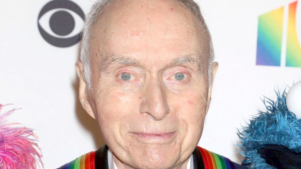 Lloyd Morrisett, Psychologe und Mitschöpfer der „Sesamstraße“, ist im Alter von 93 Jahren verstorben. Foto: Greg Allen/Invision/AP/dpa