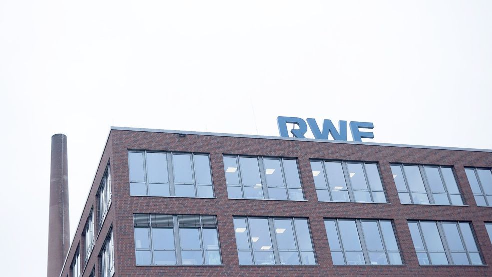 Das Logo von RWE auf dem Dach der Zentrale in Essen: Der Konzern hat vorläufige Zahlen aus dem Jahr 2022 vorgelegt. Foto: Rolf Vennenbernd/dpa