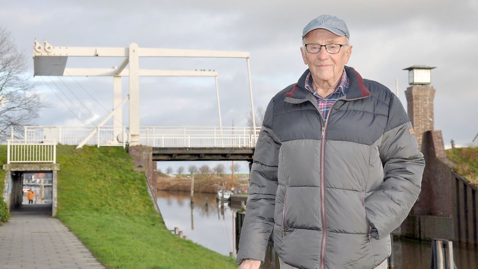 Heinz Boyungs verbindet viel mit der Friedrichsschleuse. Er wurde ganz in der Nähe geboren und lebt bis heute in Carolinensiel. Foto: Ullrich