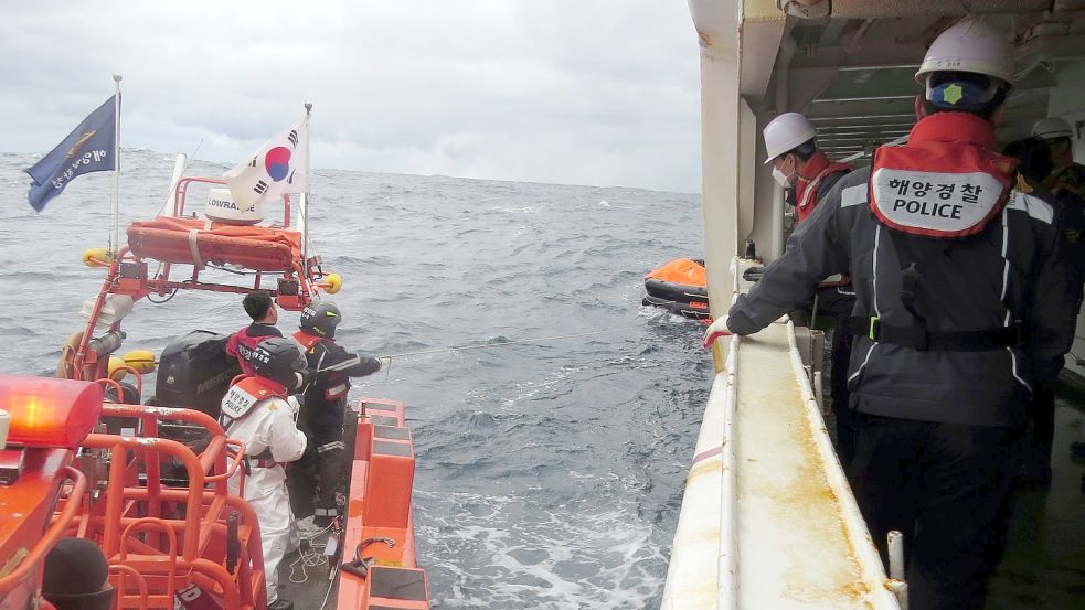 Südkoreanische Küstenwache bei einer Suchaktion nach Besatzungsmitgliedern eines Frachtschiffs, das in den Gewässern zwischen Südkorea und Japan gesunken war. Foto: -/The Korea Coast Guard/dpa