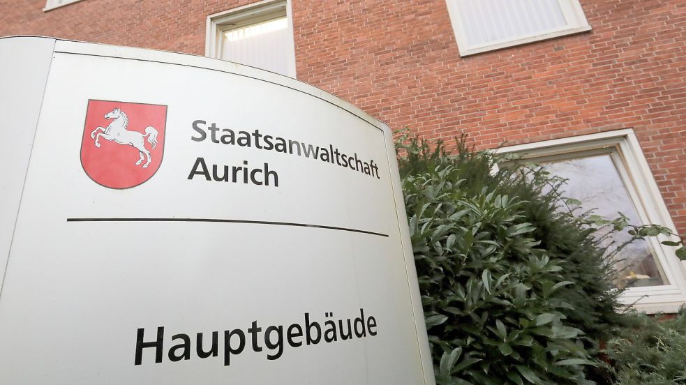 Ein Schild vor dem Eingang der Staatsanwaltschaft Aurich am Auricher Schlossplatz. Foto: Romuald Banik