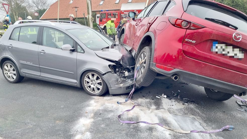 Die Autos wurden bei dem Unfall stark beschädigt. Foto: Feuerwehr/Crysandt