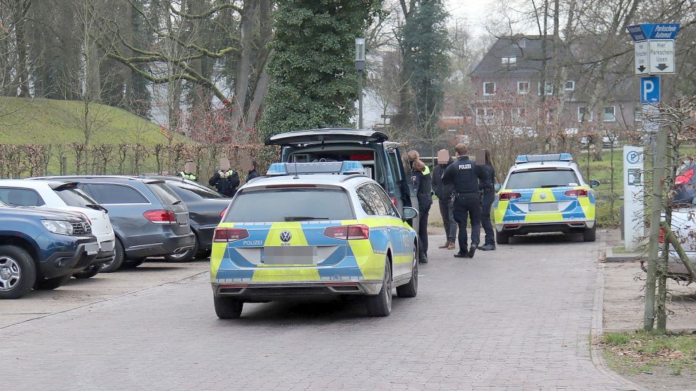 Vergangene Woche rückten mehrere Einsatzkräfte zur Friedhofstraße aus. Auch dort war eine Autoscheibe eingeschlagen worden. Foto: Heino Hermanns