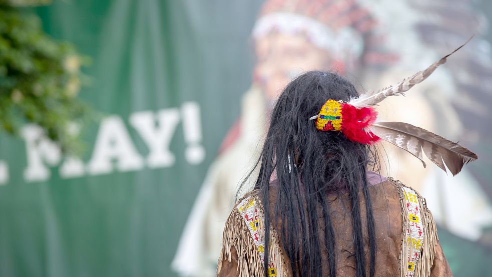 In Sachsen verkleideten sich Faschingsteilnehmer als Winnetou - und ernten nun Kritik. Foto: dpa/Daniel Schäfer