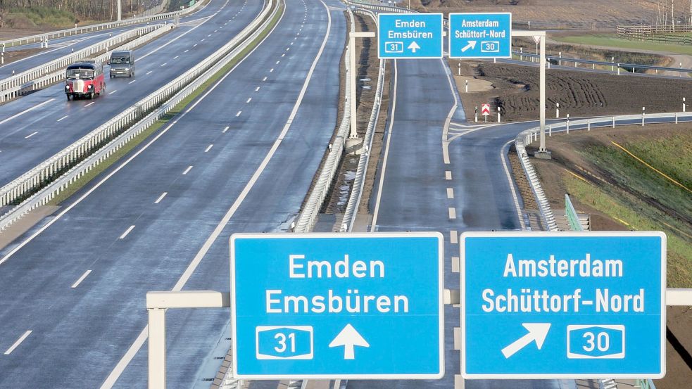 Beliebt ist seit dem Lückenschluss der A31 im Jahr 2004 die Strecke des „Ostfriesenspießes“, auf der es so gut wie kein Tempolimit gibt. Foto: DPA