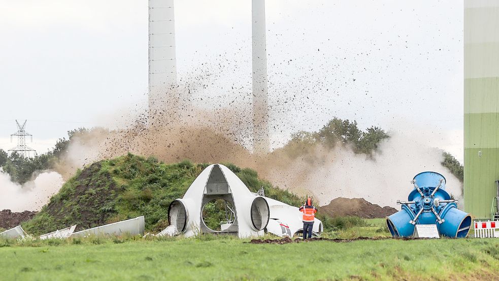 2017 wurden im Windpark Timmeler Kampen in Großefehn alte Anlagen zwecks Repowering gesprengt. Foto: Romuald Banik