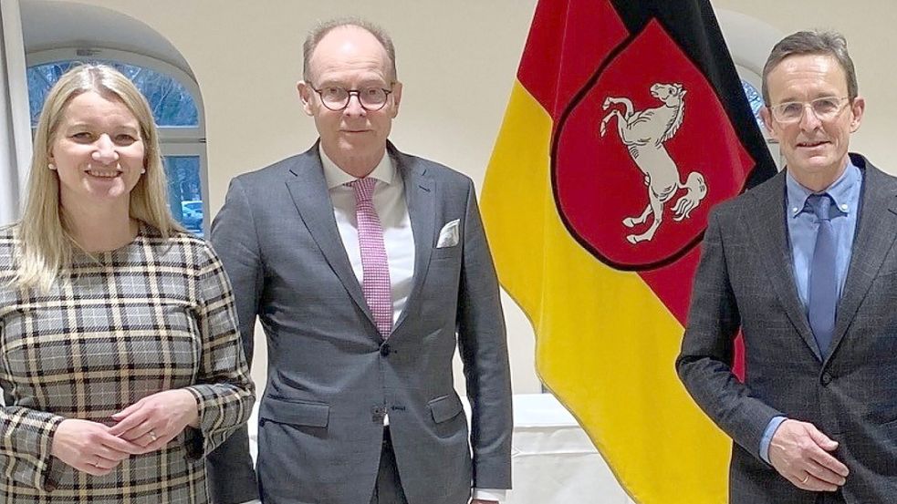 Der Auricher Rechtsanwalt und Notar Jann Berghaus (Mitte) mit der niedersächsischen Justizministerin Dr. Kathrin Wahlmann und dem neuen Präsidenten des Staatsgerichtshofes, Wilhelm Mestwerdt. Foto: Justizministerium