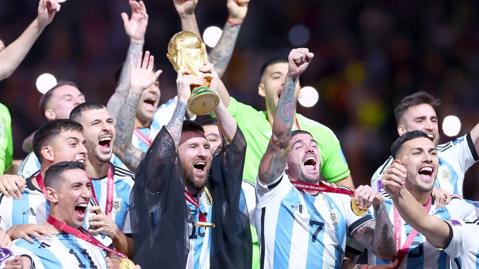 Lionel Messi (mit einem sonderbaren Umhang) krönt seine Karriere und führt Argentinien zum dritten Titel bei einer Fußball-Weltmeisterschaft.Fotos: DPA