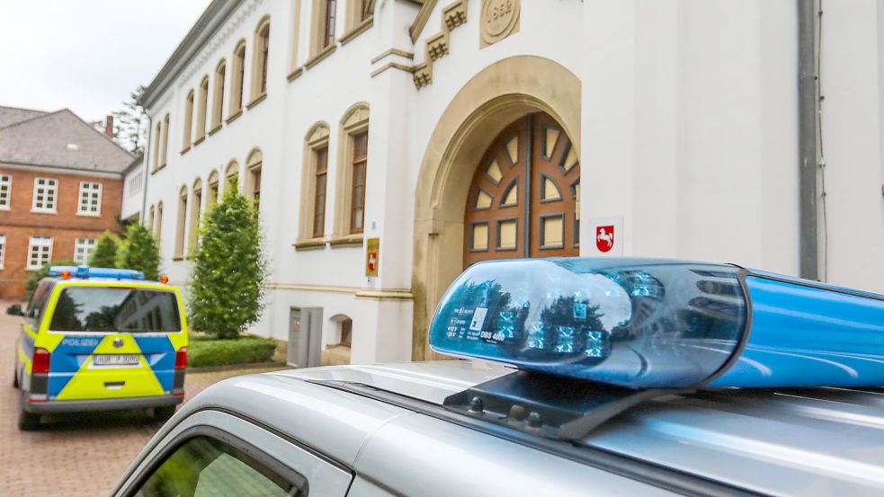 Polizeibullis vor dem Landgericht im Auricher Schloss. Foto: Romuald Banik