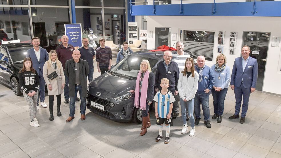 So sehen Sieger aus: die Gewinner des diesjährigen Welt-Trainers ließen sich im Autohaus Janssen feiern.Foto: Klaus Ortgies