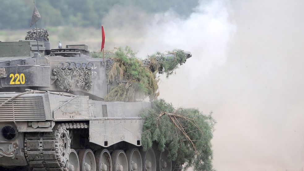 Ein Panzer Leopard 2A6 des Panzerlehrbataillones 93 der Bundeswehr auf dem Truppenübungsplatz Oberlausitz. Foto: Ralf Hirschberger/dpa-Zentralbild/dpa