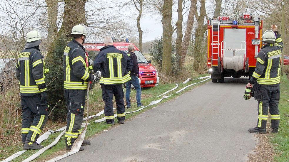 Über eine Länge von knapp drei Kilometern musste die Feuerwehr im März 2022 in Fiebing Schläuche verlegen, um an Löschwasser zu kommen. Foto: Imke Circsena