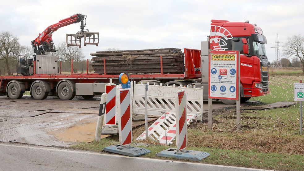 Bei Westersander (Gemeinde Ihlow) laufen derzeit die ersten Arbeiten für die Verlegung des Offshore-Stromkabels „Borwin 5“.Foto: Romuald Banik