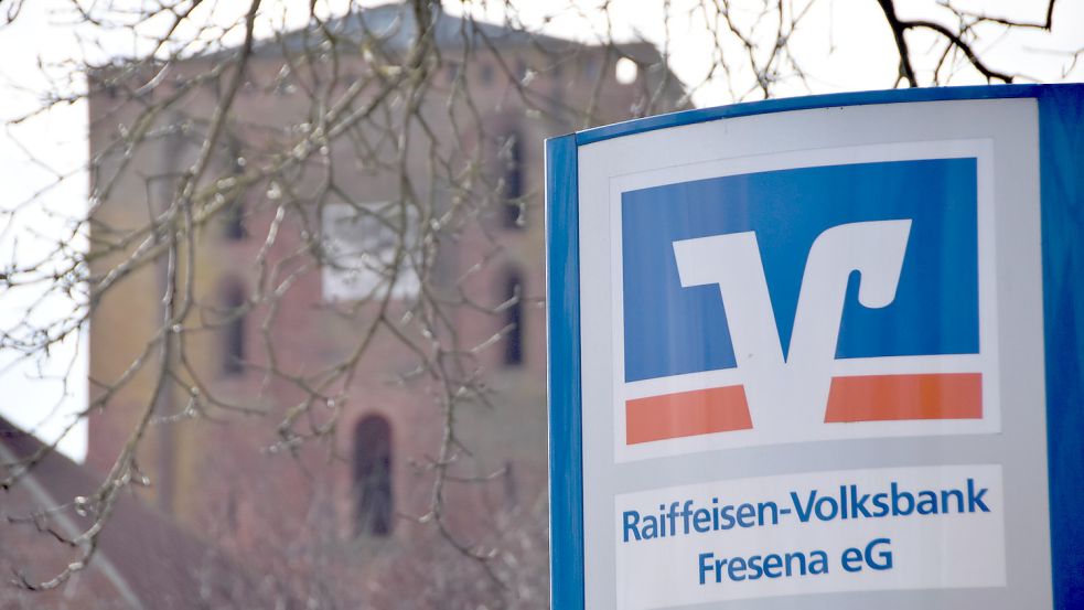 Die Raiffeisen- und Volksbank Fresena betreibt 17 Geschäftsstellen, darunter auch eine in Marienhafe. Foto: Thomas Dirks