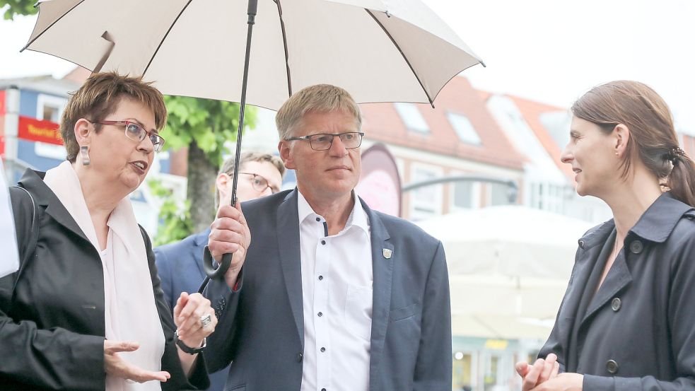 Im Juni 2021 sprach die zuständige Ministerin Birgit Honé (links) mit Bürgermeister Horst Feddermann und der damaligen Fachbereichsleiterin Bau, Irina Krantz, über mögliche Projekte. Foto: Romuald Banik