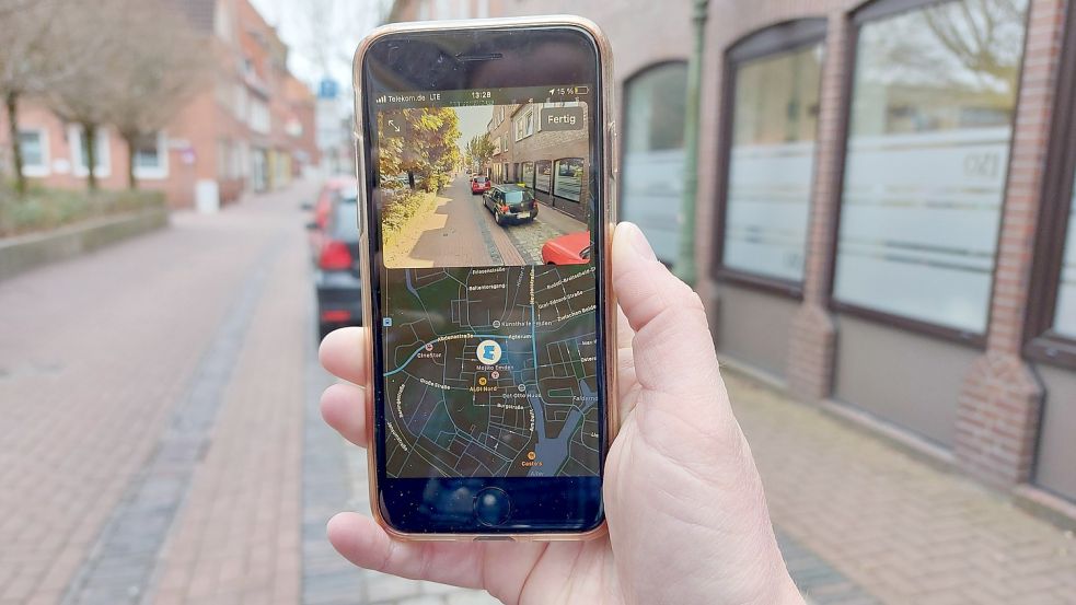 Über die Karten-App lässt sich auf einem Apple-Gerät wie hier dem iPhone die Funktion „Umsehen“ nutzen. Das geht bislang schon fast überall auf dem ostfriesischen Festland (hier in Emden). Die Inseln aber sind noch weiße Flecken. Foto: Hanssen