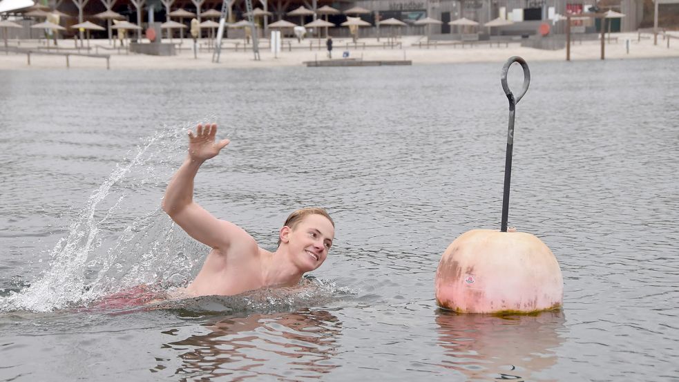 Einmal Boje und zurück: Nick Schunke legte knapp 200 Meter und damit die weiteste Strecke im vier Grad kalten Wasser zurück. Foto: Thomas Dirks