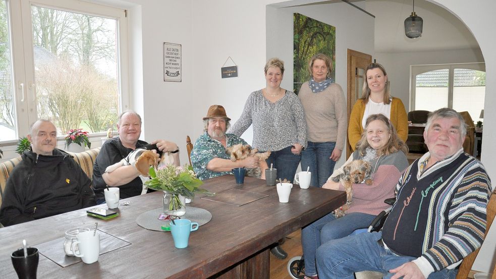 So mancher Schnack findet bei Kaffee oder Tee in der WG statt. Die Bewohner (sitzend, von links) Jens Praßel, Frank Schmidtke, Hans-Friedrich Haberts, Birgit Wilken und Frank Lange werden von Kerstin Kulke (stehend, von links) und den Haushaltsfeen Lisa Münk und Sabrina Gerdes unterstützt, wo es notwendig ist. Foto: Ullrich